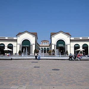 How to go and book a direct bus to Serravalle Outlet .